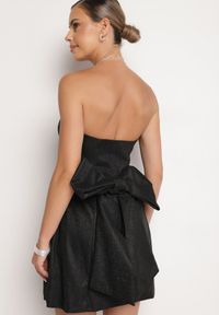 Born2be - Czarna Taliowana Brokatowa Sukienka Bez Ramiączek Ozdobiona Kokardą Salithlin. Okazja: na imprezę. Typ kołnierza: kokarda. Kolor: czarny. Długość rękawa: bez ramiączek. Wzór: aplikacja. Styl: klasyczny, elegancki #6