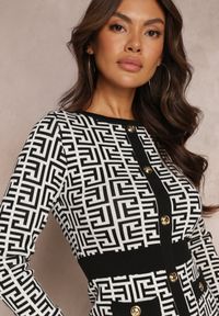Renee - Biała Sukienka Mini ze Sweterkowego Materiału o Geometrycznym Motywie z Dodatkowymi Guzikami Isaela. Kolor: biały. Materiał: materiał. Wzór: geometria. Styl: elegancki. Długość: mini #5
