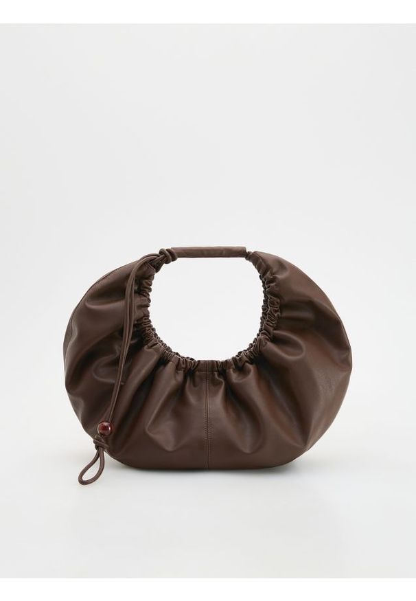 Reserved - Torebka hobo z zawieszką - brązowy. Kolor: brązowy. Materiał: skórzane