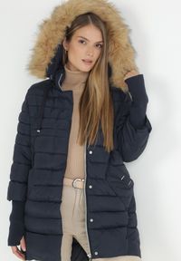 Born2be - Granatowa Kurtka Pikowana z Szerokim Ściągaczem przy Rękawach Rese. Okazja: na co dzień. Kolor: niebieski. Materiał: jeans, futro. Styl: casual, elegancki #6