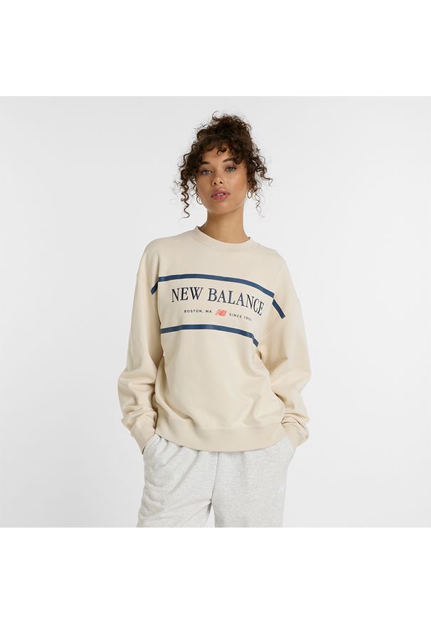 Bluza damska New Balance WT51923LIN – beżowa. Kolor: beżowy. Materiał: bawełna, materiał, prążkowany, dresówka. Wzór: aplikacja, napisy. Styl: klasyczny