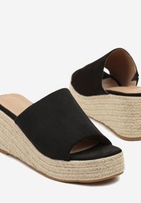 Renee - Czarne Klapki Boho na Plecionym Koturnie Idalissea. Okazja: na imprezę, na spacer. Kolor: czarny. Sezon: lato. Obcas: na koturnie. Styl: boho
