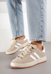 Born2be - Beżowo-Białe Sneakersy z Ozdobnymi Paskami Rilanira. Okazja: na co dzień. Zapięcie: pasek. Kolor: beżowy. Materiał: jeans. Wzór: paski #4