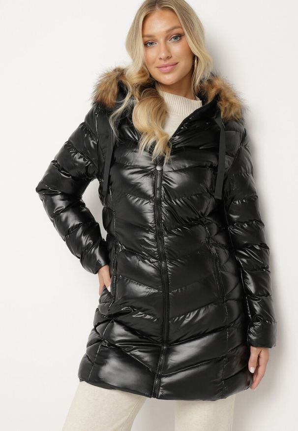 Born2be - Czarno-Brązowa Długa Pikowana Kurtka z Odpinanym Futerkiem i Sznurkami Rinnarae. Okazja: na co dzień, na spacer. Typ kołnierza: kaptur. Kolor: czarny. Materiał: futro. Długość: długie. Styl: casual, elegancki