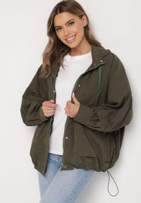 Born2be - Ciemnozielona Kurtka Oversize z Kapturem i Kieszeniami Malorea. Okazja: na co dzień. Typ kołnierza: kaptur. Kolor: zielony. Materiał: jeans, koronka. Styl: casual #3