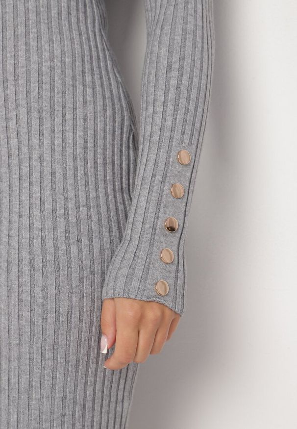 Born2be - Szara Prążkowana Sukienka z Dzianiny z Wiskozą o Dopasowanym Kroju z Guzikami Zinniferra. Kolor: szary. Materiał: dzianina, prążkowany, wiskoza. Wzór: aplikacja. Typ sukienki: dopasowane. Styl: klasyczny