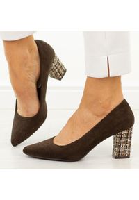 Czekoladowe mix czółenka damskie na słupku Sergio Leone Pb414. Okazja: na co dzień, na spotkanie biznesowe. Kolor: brązowy. Materiał: zamsz. Szerokość cholewki: normalna. Sezon: wiosna, jesień. Obcas: na słupku. Styl: biznesowy, elegancki, casual, klasyczny, wizytowy. Wysokość obcasa: średni #1