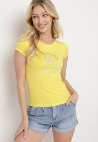 Born2be - Żółty T-shirt Bawełniany Ozdobiony Cyrkoniami Heronia. Okazja: na co dzień. Kolor: żółty. Materiał: bawełna. Długość rękawa: krótki rękaw. Długość: krótkie. Wzór: aplikacja. Styl: sportowy, casual