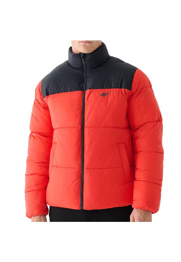 4f - Kurtka 4F WAW24TDJAM48562S - czerwono-czarna. Okazja: na spacer. Kolor: czerwony, wielokolorowy, czarny. Materiał: syntetyk, puch, poliester. Długość: długie. Sezon: zima. Sport: turystyka piesza