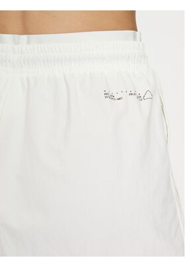 Adidas - adidas Szorty sportowe City Escape Woven IW5208 Biały Loose Fit. Kolor: biały. Materiał: syntetyk