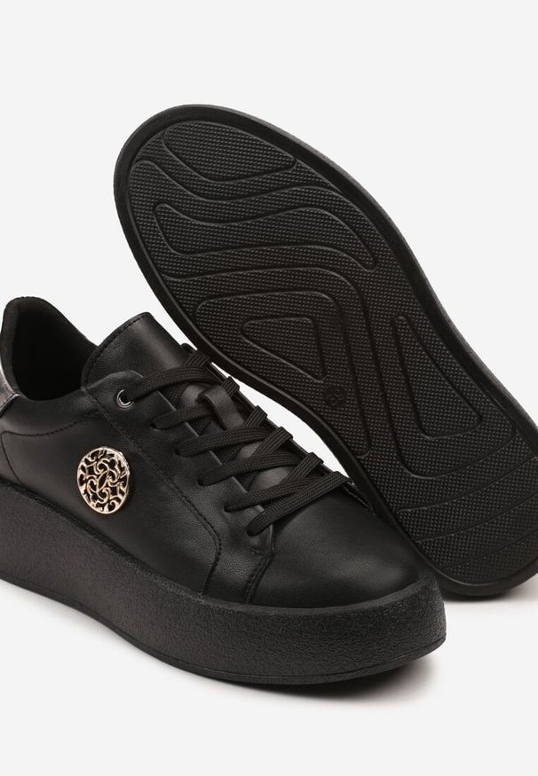 Renee - Czarne Sneakersy ze Skóry Naturalnej Ozdobione Metaliczną Aplikacją Halirithia. Okazja: na co dzień. Kolor: czarny. Materiał: skóra. Wzór: aplikacja