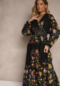 Renee - Czarna Rozkloszowana Sukienka z Wiskozy w Kwiaty Clevea. Okazja: na co dzień, na imprezę. Typ kołnierza: dekolt w kształcie V. Kolor: czarny. Materiał: wiskoza. Wzór: kwiaty. Sezon: lato. Styl: wizytowy, casual #3