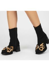 Czarne Botki S.Barski Eleganckie Buty Damskie Z Kokardą. Okazja: na co dzień. Kolor: czarny. Materiał: materiał. Szerokość cholewki: normalna. Wzór: aplikacja, motyw zwierzęcy. Obcas: na obcasie. Styl: elegancki. Wysokość obcasa: średni #1