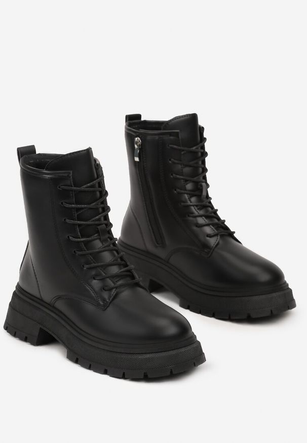 Renee - Czarne Botki Workery na Grubej Podeszwie z Tłoczeniami Daitara. Kolor: czarny. Materiał: dzianina, skóra, jeans. Obcas: na obcasie. Styl: rockowy. Wysokość obcasa: średni