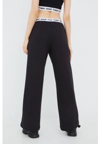 Tommy Jeans spodnie dresowe damskie kolor czarny gładkie. Kolor: czarny. Materiał: dresówka. Wzór: gładki