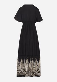 Born2be - Czarna Kopertowa Sukienka z Wiskozy Zdobiona Frędzlami i Metalicznym Haftem Redeirae. Okazja: na co dzień, na spacer. Typ kołnierza: dekolt w serek. Kolor: czarny. Materiał: wiskoza. Wzór: aplikacja, haft. Typ sukienki: kopertowe. Styl: klasyczny, casual #5