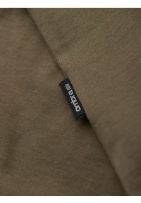 Ombre Clothing - Męska klasyczna bawełniana koszulka z dekoltem w serek BASIC – ciemnooliwkowa V6. Typ kołnierza: dekolt w serek. Kolor: oliwkowy. Materiał: bawełna. Styl: klasyczny #3