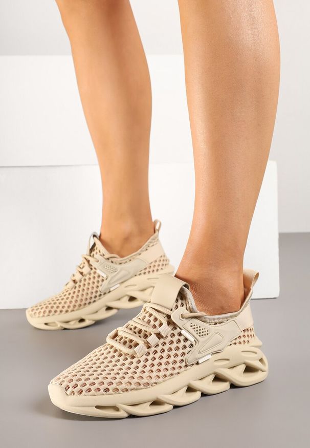 Renee - Ciemnobeżowe Buty Sportowe Sneakersy na Platformie Ozdobionej Tłoczeniem Teliriella. Okazja: na co dzień. Zapięcie: sznurówki. Kolor: beżowy. Materiał: jeans. Wzór: aplikacja. Obcas: na platformie