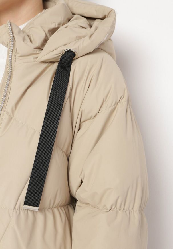 Born2be - Beżowa Długa Kurtka Pikowana Płaszcz na Zamek z Kapturem Lesea. Okazja: na co dzień. Typ kołnierza: kaptur. Kolor: beżowy. Materiał: dzianina, jeans. Długość: długie. Styl: casual, elegancki