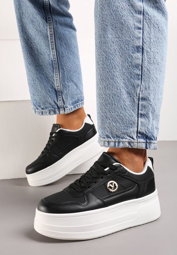 Renee - Czarne Sneakersy na Grubej Podeszwie Sznurowane z Metaliczną Aplikacją Ailtria. Okazja: na co dzień. Kolor: czarny. Wzór: aplikacja