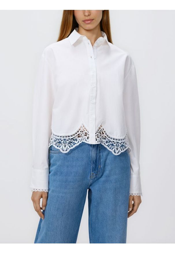 Reserved - Koszula z ażurowym dołem - biały. Kolor: biały. Materiał: tkanina, bawełna. Wzór: ażurowy