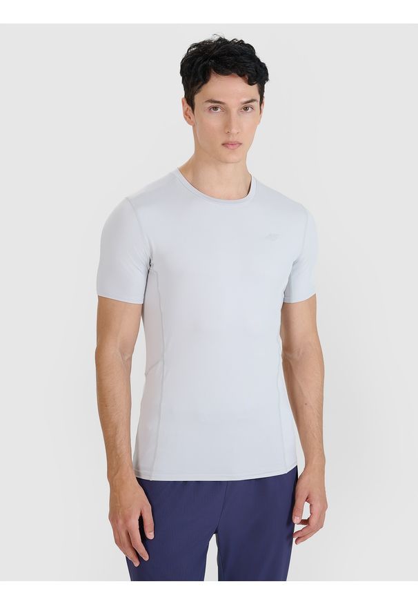 4f - 4F Koszulka do biegania slim szybkoschnąca męska - szara M. Kolor: szary. Materiał: dzianina, elastan, włókno, syntetyk, materiał. Długość rękawa: krótki rękaw. Długość: krótkie. Wzór: gładki, jednolity, ze splotem. Sport: fitness, bieganie