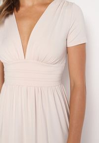 Born2be - Jasnobeżowa Rozkloszowana Sukienka Maxi z Głębokim Dekoltem z Rozcięciem Wyla. Kolor: beżowy. Długość rękawa: krótki rękaw. Sezon: wiosna, lato. Długość: maxi #2