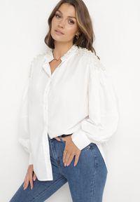 Born2be - Biała Koszula Kompy. Typ kołnierza: kołnierzyk stójkowy. Kolor: biały. Długość: długie #3