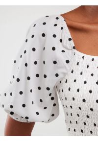 Big-Star - Sukienka damska midi z wiskozy w kropki biała Sotini 100. Kolor: biały. Materiał: wiskoza. Długość rękawa: krótki rękaw. Wzór: kropki. Sezon: lato. Typ sukienki: proste. Styl: wakacyjny, wizytowy, elegancki. Długość: midi #2