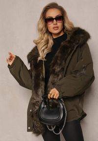 Renee - Ciemnozielona Kurtka Parka Oversize z Futerkiem Horelle. Kolor: zielony. Materiał: futro. Długość rękawa: długi rękaw. Długość: długie. Wzór: jednolity, gładki, aplikacja. Sezon: jesień, zima. Styl: klasyczny #4