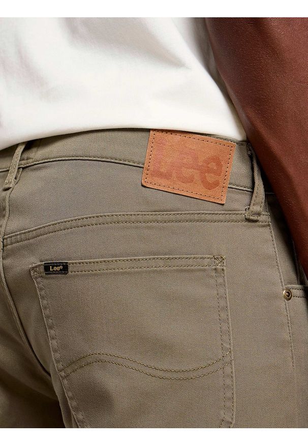 Lee - MESKIE SPODNIE LEE DAREN ZIP FLY MERCANTILE GREEN 112355819