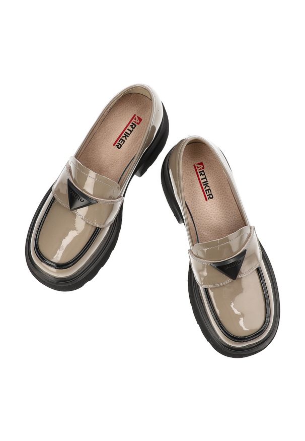 Beżowe Półbuty Artiker Stylowe Obuwie Damskie Na Obcasie. Okazja: na co dzień. Kolor: beżowy. Materiał: lakier, skóra. Wzór: kolorowy. Obcas: na obcasie. Styl: elegancki. Wysokość obcasa: średni