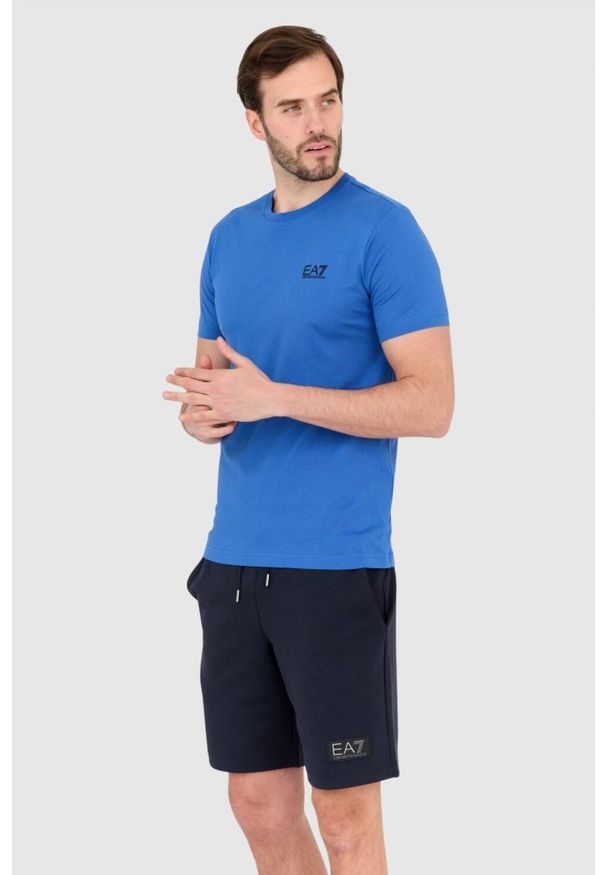 EA7 Emporio Armani - EA7 Niebieski t-shirt męski z czarnym logo. Kolor: niebieski