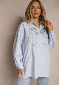 Renee - Jasnoniebieska Koszula Oversize z Bawełny z Ażurowymi Zdobieniami z Motywem Kwiatowym Voesia. Okazja: na co dzień. Kolor: niebieski. Materiał: bawełna. Długość rękawa: długi rękaw. Długość: długie. Wzór: ażurowy, aplikacja, kwiaty. Styl: casual, elegancki