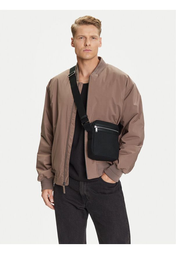 Calvin Klein Saszetka Contrast Reporter LV04D3175G Czarny. Kolor: czarny. Materiał: materiał