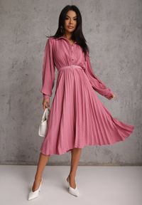 Renee - Fuksjowa Koszulowa Sukienka z Plisowanymi Zdobieniami i Paskiem z Klamrą Efrivelle. Okazja: na co dzień. Kolor: różowy. Długość rękawa: długi rękaw. Wzór: aplikacja. Typ sukienki: koszulowe. Styl: casual, elegancki, klasyczny #2