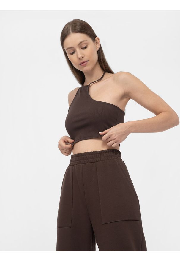 4f - Crop top asymetryczny na jedno ramię damski. Okazja: na co dzień. Kolor: brązowy. Materiał: dzianina, prążkowany. Długość rękawa: na ramiączkach. Styl: casual