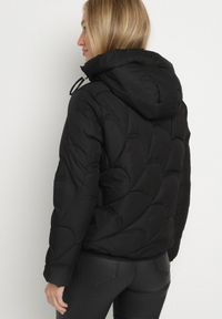 Born2be - Czarna Pikowana Kurtka z Kapturem i Bocznymi Zdobieniami Ollenea. Okazja: do pracy, na spacer, na co dzień, na spotkanie biznesowe. Typ kołnierza: kaptur. Kolor: czarny. Materiał: jeans. Wzór: aplikacja. Styl: casual, elegancki, biznesowy #7