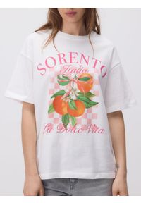 Reserved - T-shirt oversize z nadrukiem - złamana biel. Materiał: bawełna. Wzór: nadruk #1