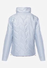 Born2be - Jasnoniebieska Dwustronna Kurtka Pikowana Ozdobiona Naszywką i Panterką Nemopis. Okazja: na co dzień. Kolor: niebieski. Materiał: jeans. Wzór: motyw zwierzęcy, aplikacja. Styl: casual #2