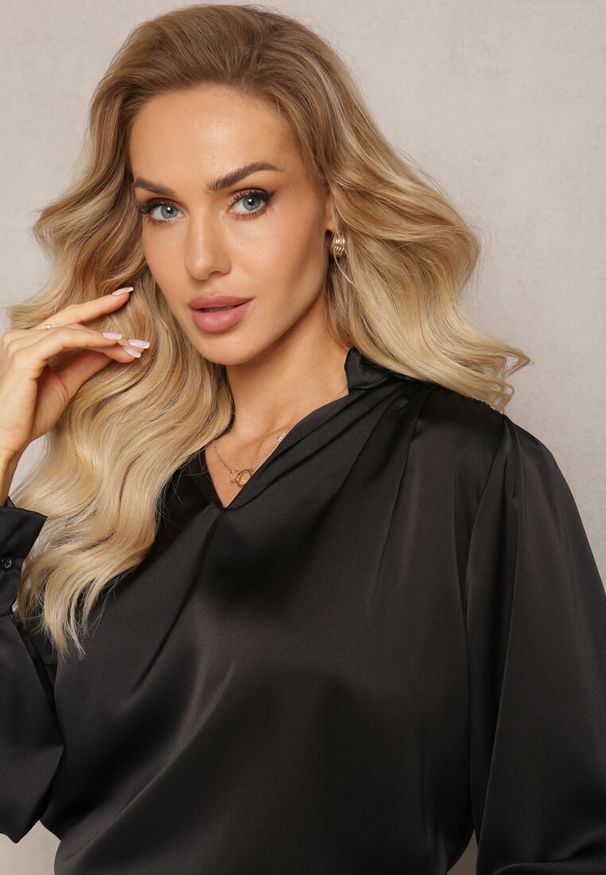 Renee - Czarna Bluzka z Kołnierzykiem i Ozdobnym Marszczeniem Ariba. Kolor: czarny. Styl: elegancki