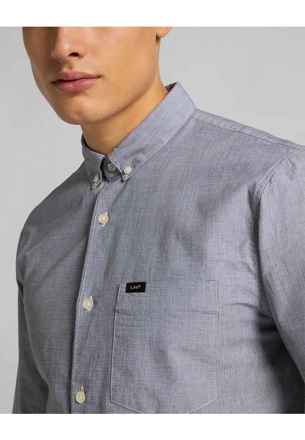Lee - MĘSKA KOSZULA MATERIAŁOWA LEE SLIM BUTTON DOWN CLOUDBURST GREY L66XNFJE 112116754. Typ kołnierza: button down. Materiał: materiał