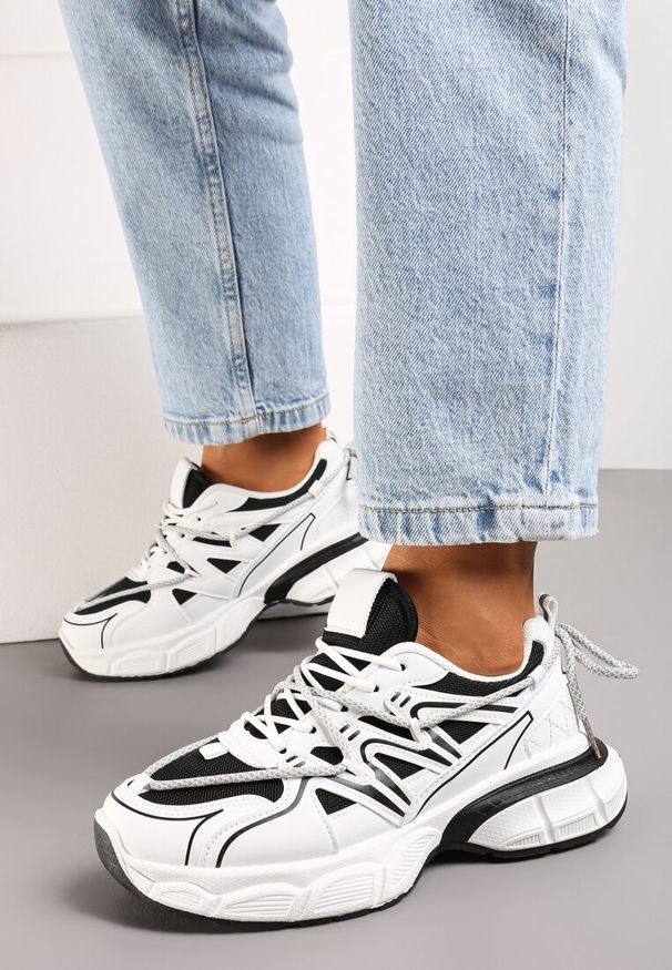 Renee - Biało-Czarne Sneakersy z Siateczką na Podeszwie z Wycięciami i Ozdobnym Wiązaniem Dorila. Wysokość cholewki: przed kostkę. Zapięcie: sznurówki. Kolor: biały. Szerokość cholewki: normalna