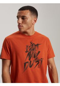 Diverse - T-shirt męski z nadrukiem DKR D 0623 S1826 - - Rozmiar: XL. Kolor: pomarańczowy. Materiał: bawełna. Wzór: nadruk
