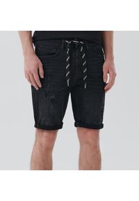 Cropp - Jeansowe szorty z dziurami - Czarny. Kolor: czarny. Materiał: jeans