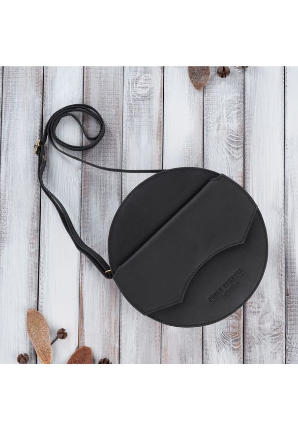 Okrągła listonoszka skórzana PAOLO PERUZZI T-92-HBL czarny. Kolor: czarny. Sezon: zima, jesień. Materiał: skórzane. Styl: elegancki, vintage. Rodzaj torebki: na ramię