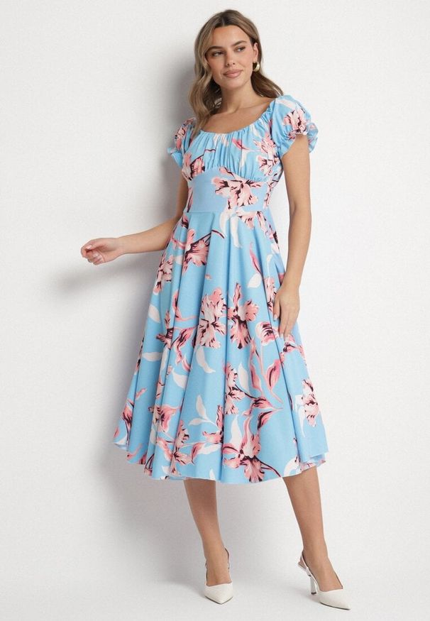 Born2be - Niebieska Sukienka w Kwiaty z Dekoltem Łódką z Bawełną o Rozkloszowanym Kroju Annilva. Okazja: na spacer, na imprezę, na co dzień. Typ kołnierza: dekolt w łódkę. Kolor: niebieski. Materiał: bawełna. Długość rękawa: krótki rękaw. Wzór: kwiaty. Sezon: wiosna, lato. Styl: klasyczny, casual, elegancki