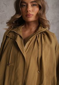 Renee - Zielona Oversizowa Kurtka Przejściowa o Kroju Bombki z Bawełny i Wiskozy Birana. Okazja: na co dzień. Typ kołnierza: kaptur. Kolor: zielony. Materiał: wiskoza, bawełna. Styl: casual #3