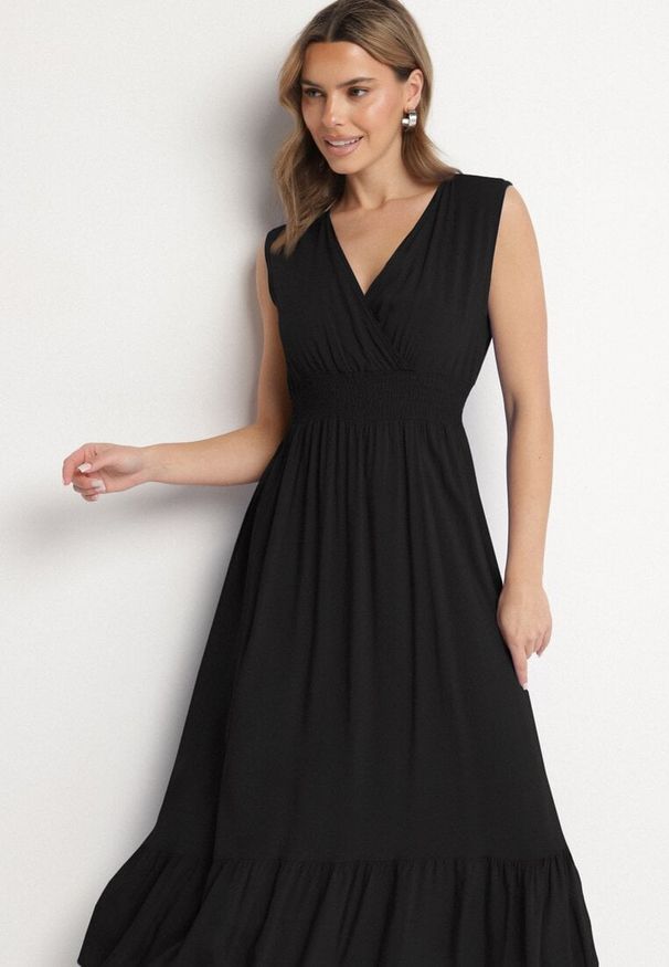 Born2be - Czarna Wiskozowa Sukienka o Kopertowym Kroju z Falbanką Uliria. Kolor: czarny. Materiał: wiskoza. Typ sukienki: kopertowe. Styl: elegancki