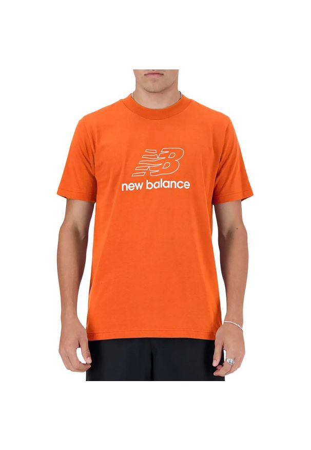 Koszulka New Balance MT41906TMO - pomarańczowa. Kolor: pomarańczowy. Materiał: bawełna, dresówka. Długość rękawa: krótki rękaw. Długość: krótkie. Wzór: napisy